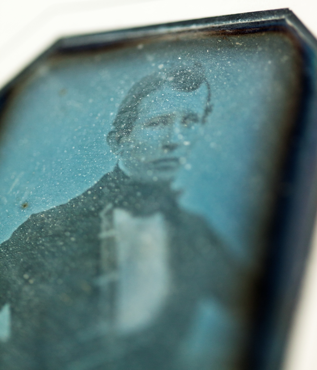 Undervisningsmaterial. Exempel på äldre fotografiska förfaranden. Daguerreotyp. Porträtt av okänd man. Tidigt 1840-tal. Troligen tagit utomhus av kringresande fotograf.