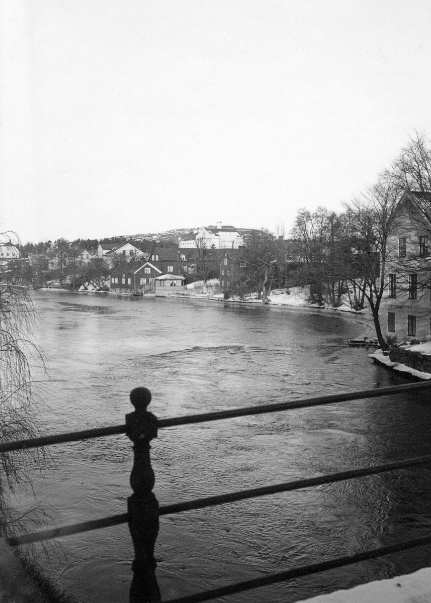Nyköpingsån. I bakgrunden syns fängelset. Bilden är tagen från Stadsbron.