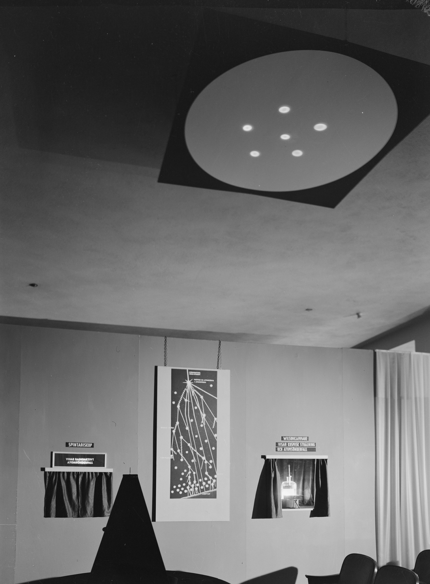 Bild från Atomariet på Tekniska Museet.
På bilden syns Wilsonkamera samt atomprojektorns partikelspel på skärm i taket.