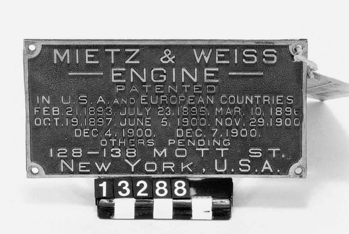 Maskinskylt, från fotogenmotor - Tekniska Museet / DigitaltMuseum