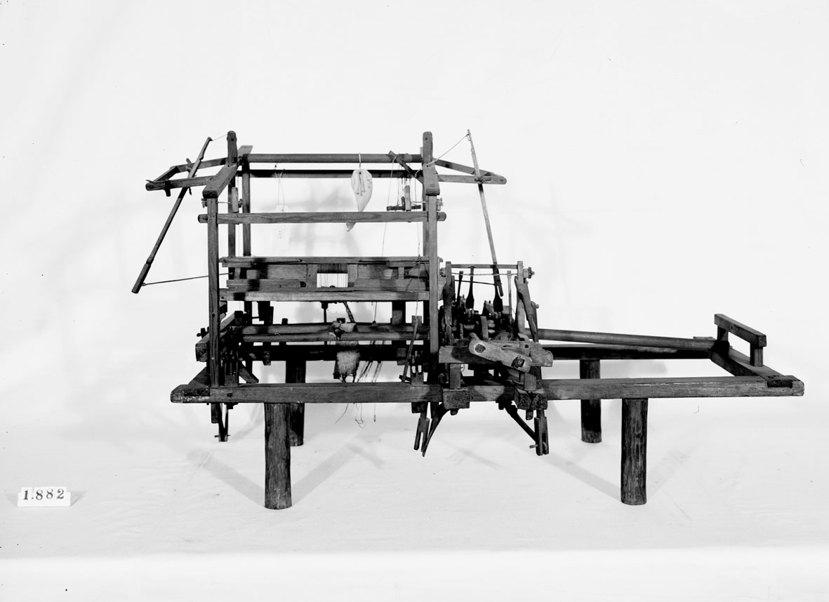 Modell av vattenhjulsdriven bandvävstol. Text på föremålet: "N:o 4".