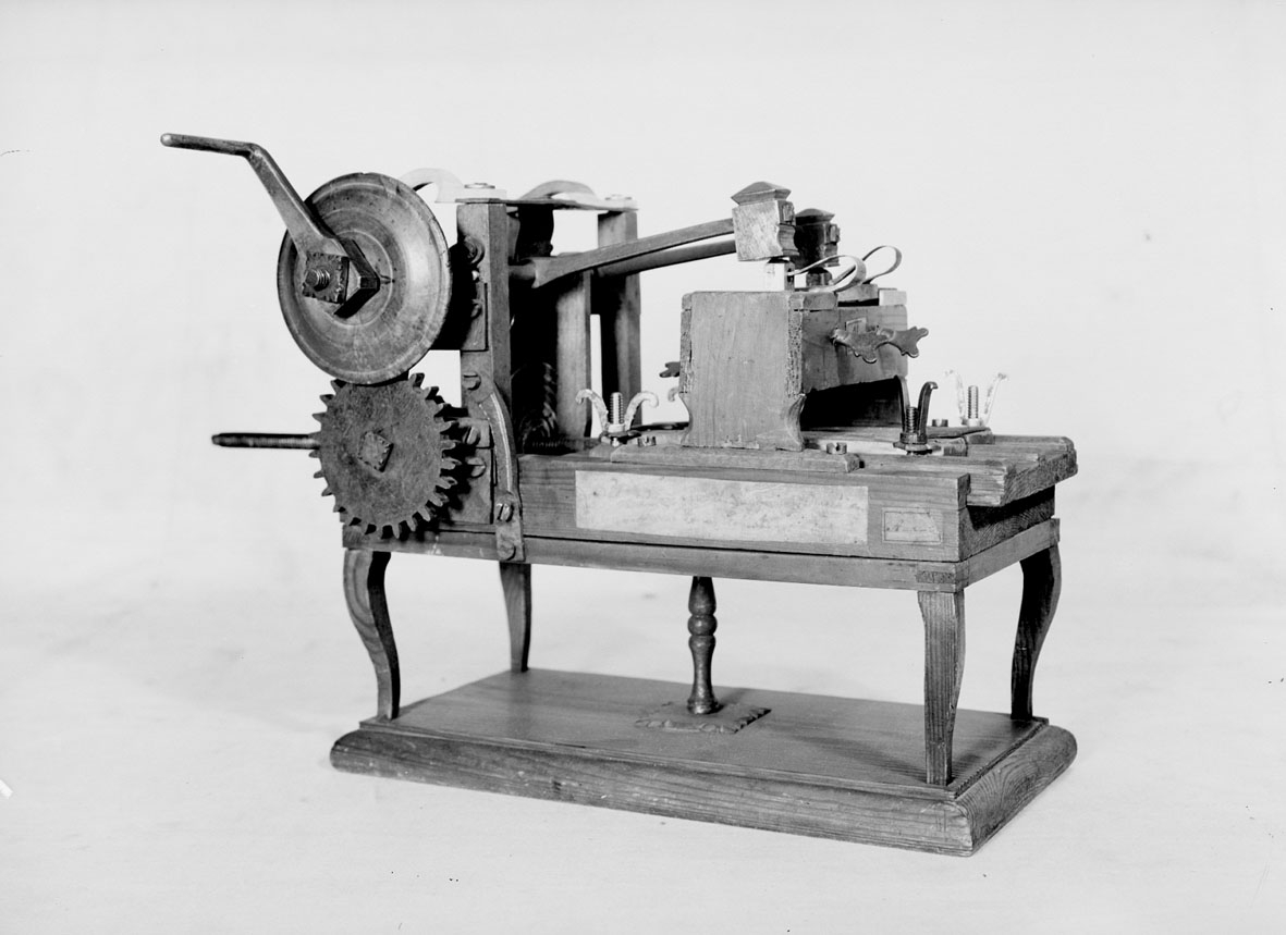 Model av filhuggningsmaskin. Text på föremålet: "A-x-3 81."