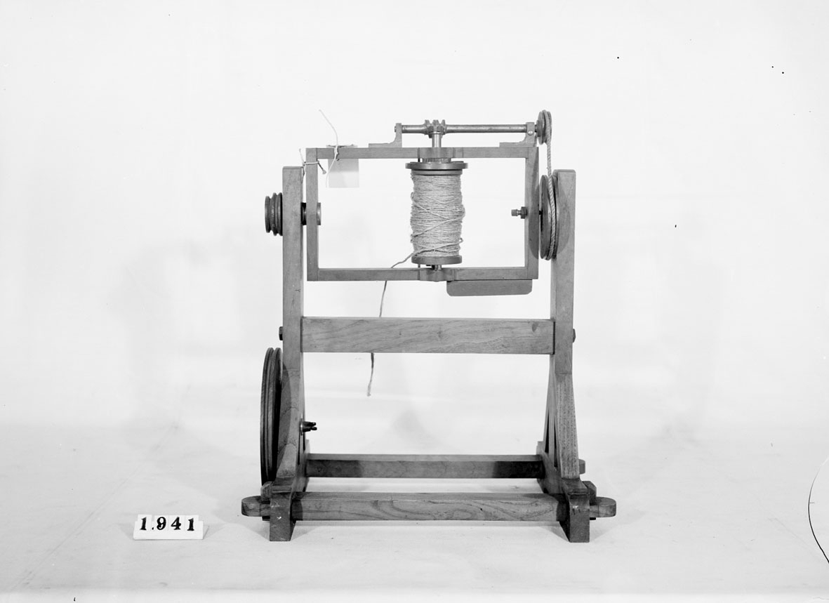 Modell av maskin för spinning av segelgarn, av Boichez. Text på föremålet: "Modell till Boichez's Machin att spinna Sejlare= och Repslagare= garn upp ..... R. Starck. C-c-6 XVII.C.12".