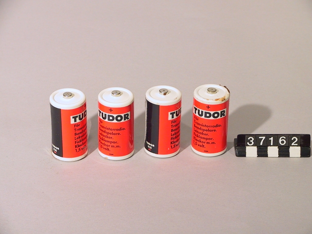 Batteridriven skrivspelare, för batteridrift 4 x 1.5 V och anslutningbar till nät med adapter. 33 eller 45 varv/minut, inbyggd högtalare 90 mm:s diameter.