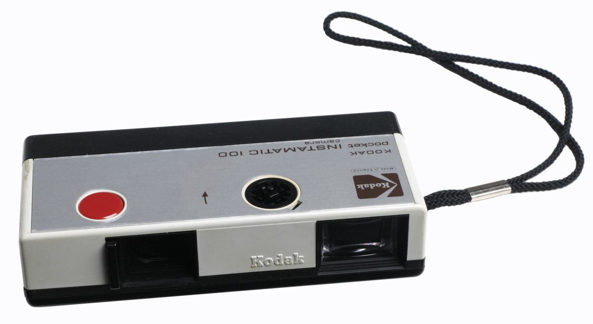 Småbildskamera för film i kassett typ Instamatic 110, bildformat 20 x 20 mm, med fixfokuslins och synkronisering med blixt från X-kub.