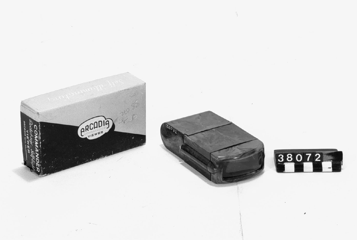 Betraktningsapparat för småbildsdiepositiv, 24 x 36 mm, hoppfällbar till fickformat. Av plast i originalförpackning.
Tillbehör: Originalask.
