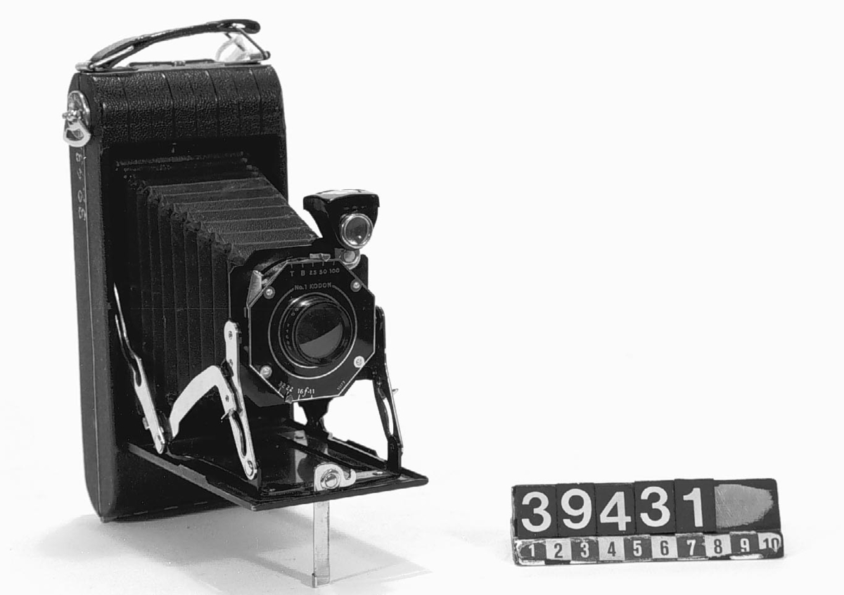 Bälgkamera, för rullfilm, svartlackerat hus, bälg av papp, för rullfilm 616. neg. format 6.5 x 11 cm. Slutare: No 1 Kodon: T,B, 25, 50, 100. Bländare: f 11, 16, 22, 32.