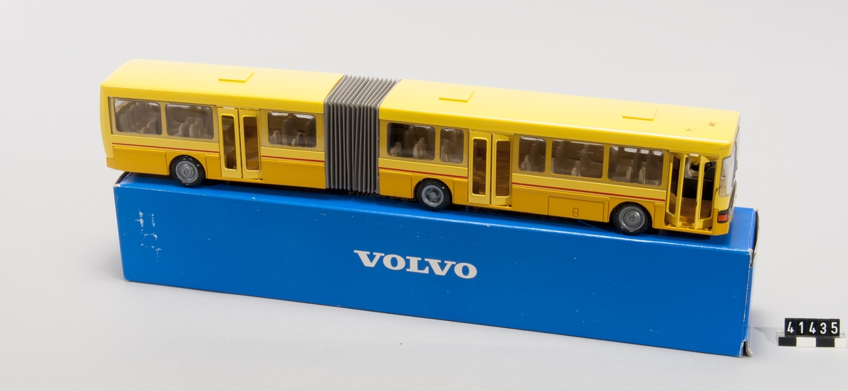Bussmodell av metall och plast, i skala 1:50. Art.nr 311, på förpackningen även nummer 280663.
Tillbehör: Originalförpackning.