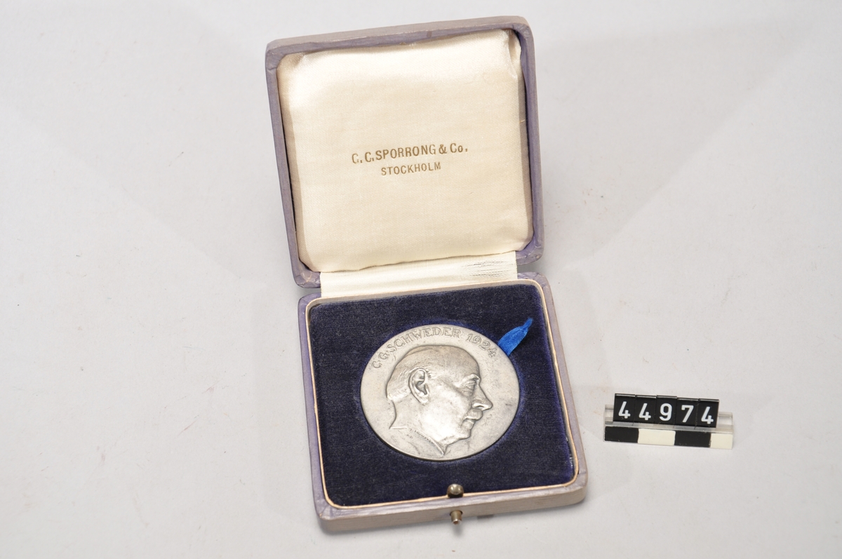 Medalj, "C.G. Schweder 1924", i gråbrunt etui.