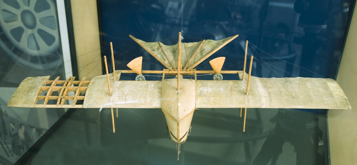 Modell i skala 1:50 av Henson och Stringfellows förslag till ett ångmaskinsdrivet flygplan. Tillverkad av trä med tygklädda vingar.