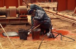 Mannskap fester lukene etter kornlastingen av M/S ‘Vikara’ (