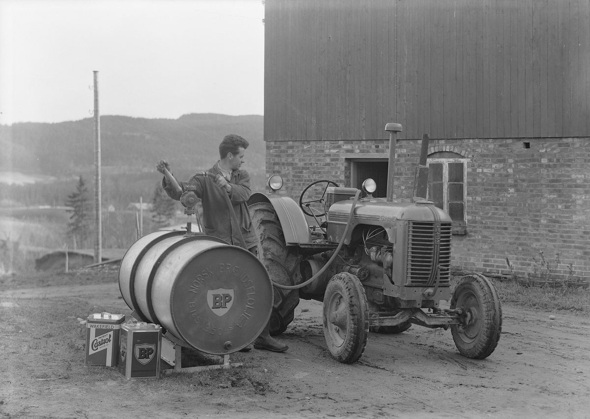 Traktor fylles med drivstoff