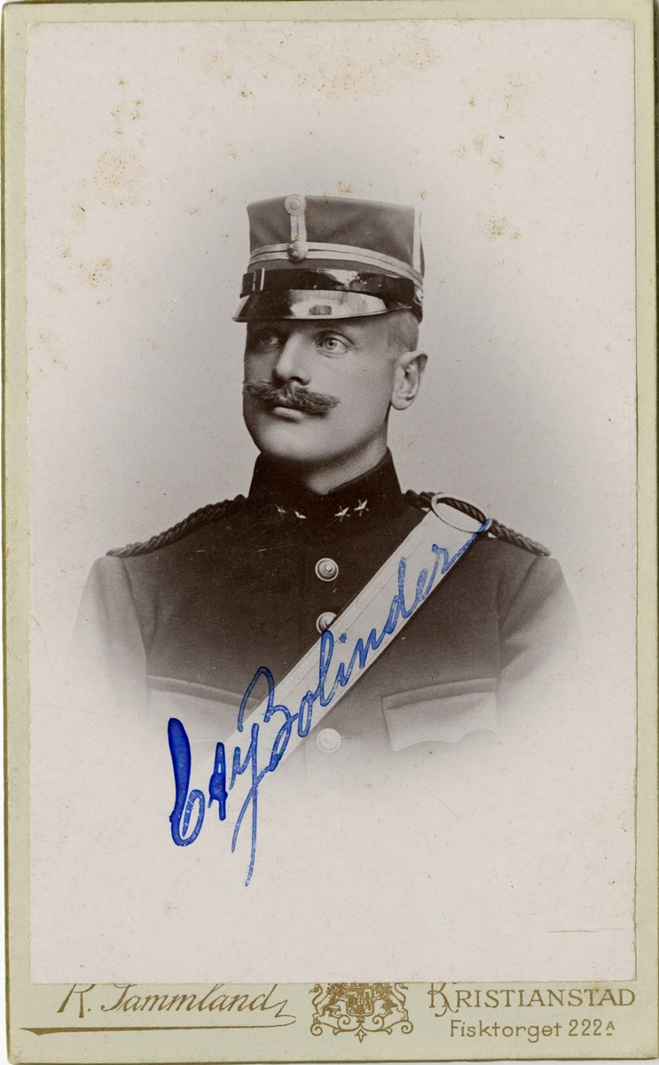 Porträtt av Carl Axel Johan Bolinder, officer vid Wendes artilleriregemente A 3.
Se även bild AMA.0006887 och AMA.0006968.
