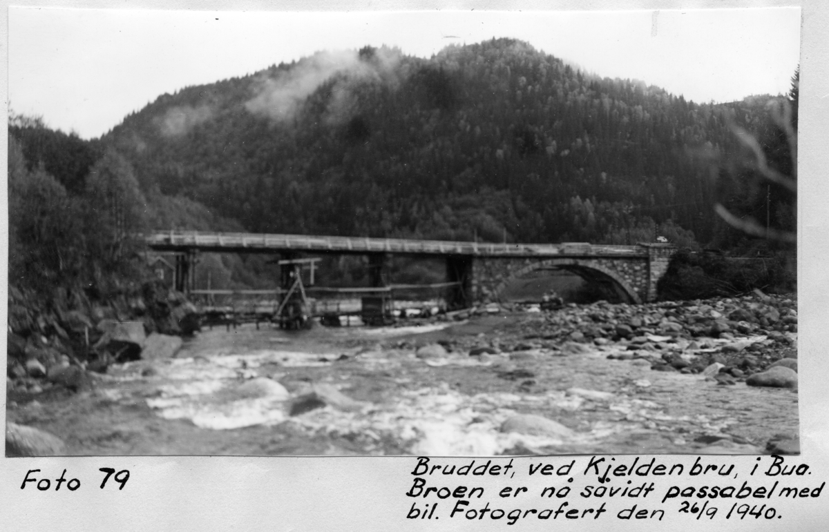 Bruddet ved Kjelden bru i Bua. Broen er såvidt passabel med bil. ..Flom Gaula (24.08.1940)