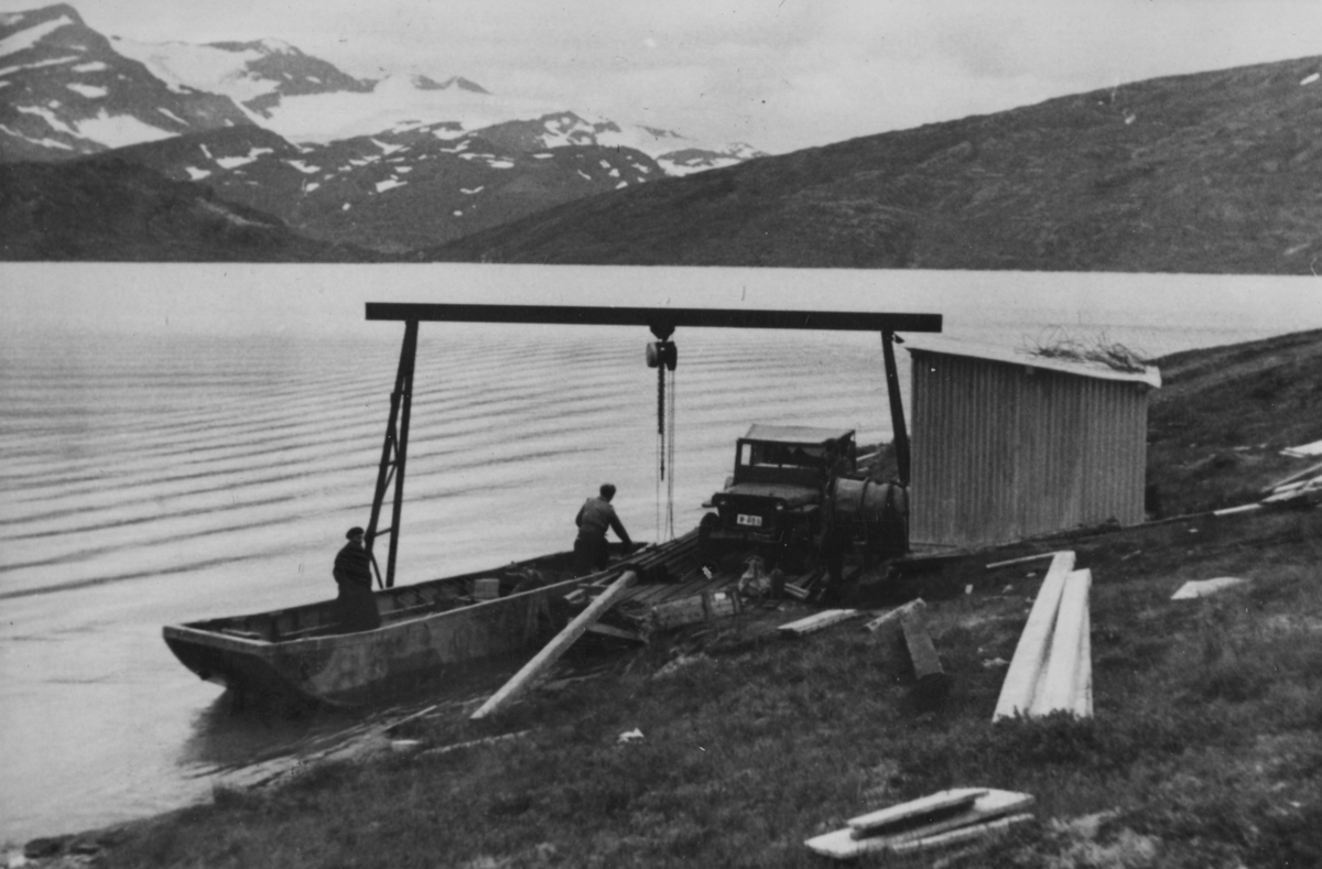 Thorleif Hoffs album 1, side 48. Album fra Thorleif Hoff som dokumenterer anleggsvirksomheten i Glomfjord på 1950-tallet