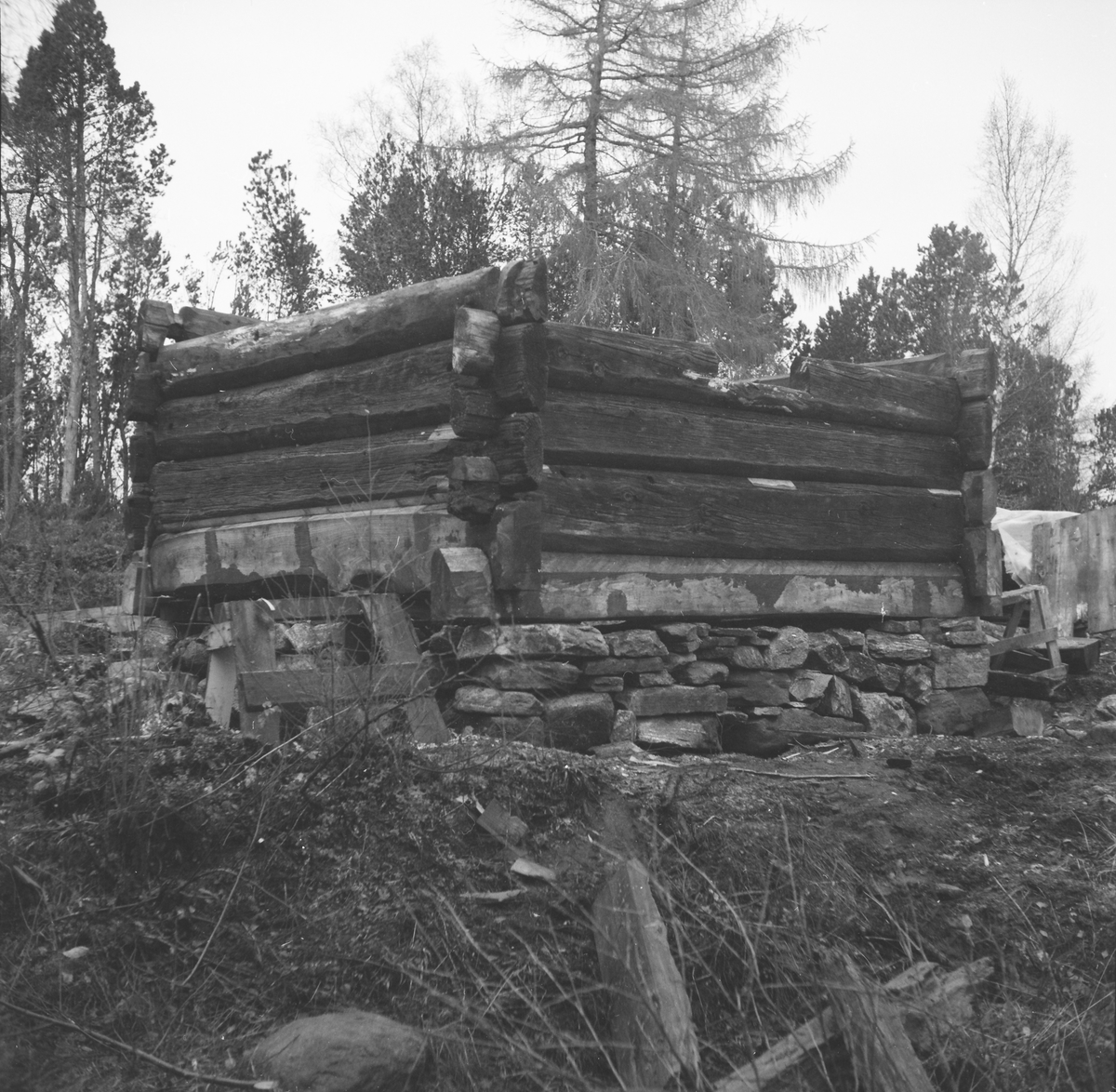 "Larsselet" fra Fladalsætra i Bjørkedalen. Selet ble flyttet og lagret på Sunnmøre Museum fram til høsten 1975 da det ble satt opp på museet.