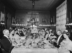 Selskap hos kammerherre Faye i Parkveien 55.