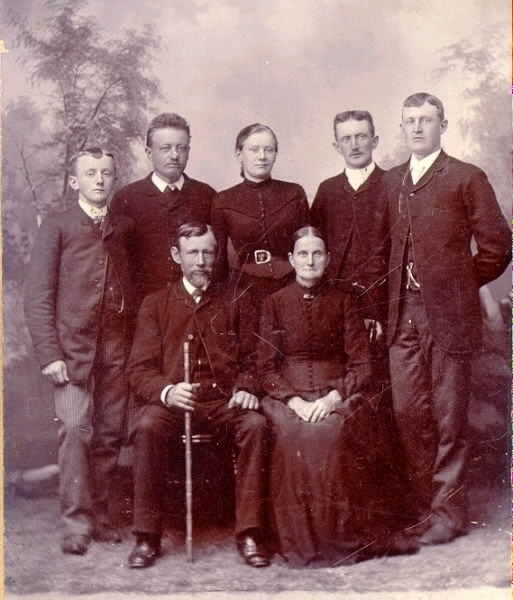 Smidesmästare C. Nordin med fru och barnen Axel, Anna, Oskar, Karl och Johan.