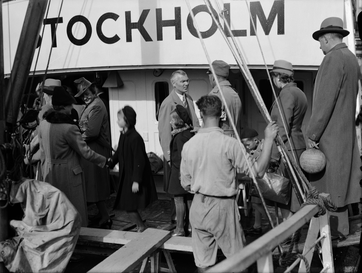 Direktör Herman Wilhelm Söderman och hans hustru Blanche Söderman välkomnar personal vid Upsala Ångqvarn AB ombord på ångfartyget Stockholm i Uppsala hamn