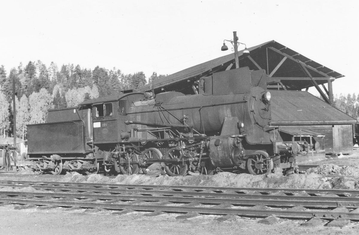Damplokomotiv 24b 221 utenfor lokstallen på Hønefoss.