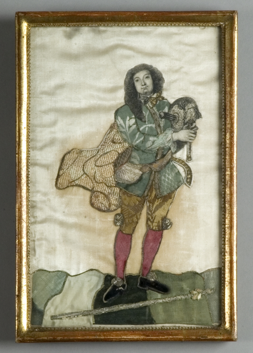 En stående man i allongeperuk som håller en säckpipa av fransk barockmodell (Musette d'Cour. Armbälgen ej avbildad), klädd i 1700-talsdräkt med rock och knäbyxor, röda strumpor och svarta skor med spännen. Från mannens axlar fladdrar en cape ut åt vänster. Kring midjan hänger ett bälte med en väska. Framför honom ligger en herdestav på marken.