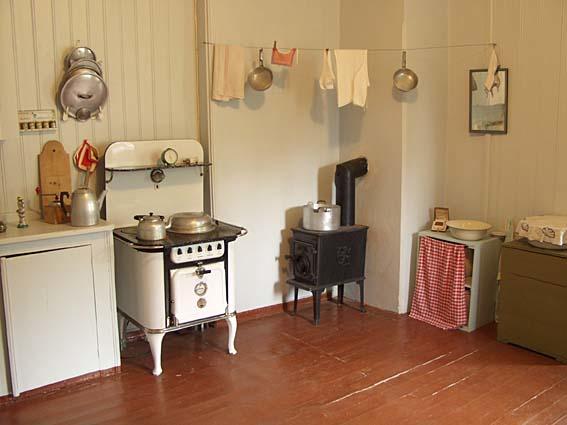 Kjøkken fra 1950-tallet. Komfyr, vedovn og kjøkkenbenk