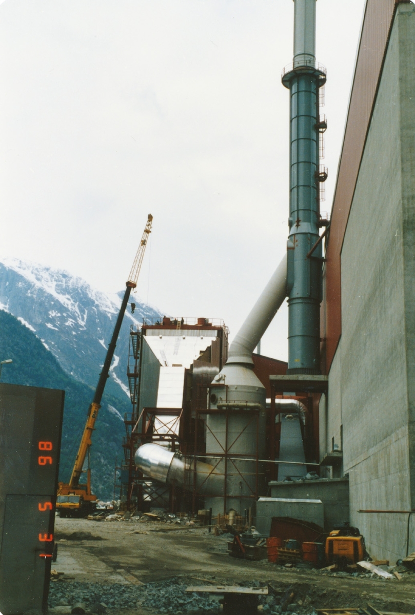 Fabrikkbygg ved KS Ilmenittsmelteverket i Tyssedal ( Tinfos Titan og Iron).
