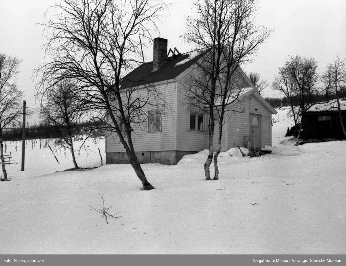 Vinterbilde av huset til Signe og John Ole Nilsen i Bunes. Januar / februar 1967.