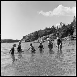 Hydrostranda. Barn og voksen bader.