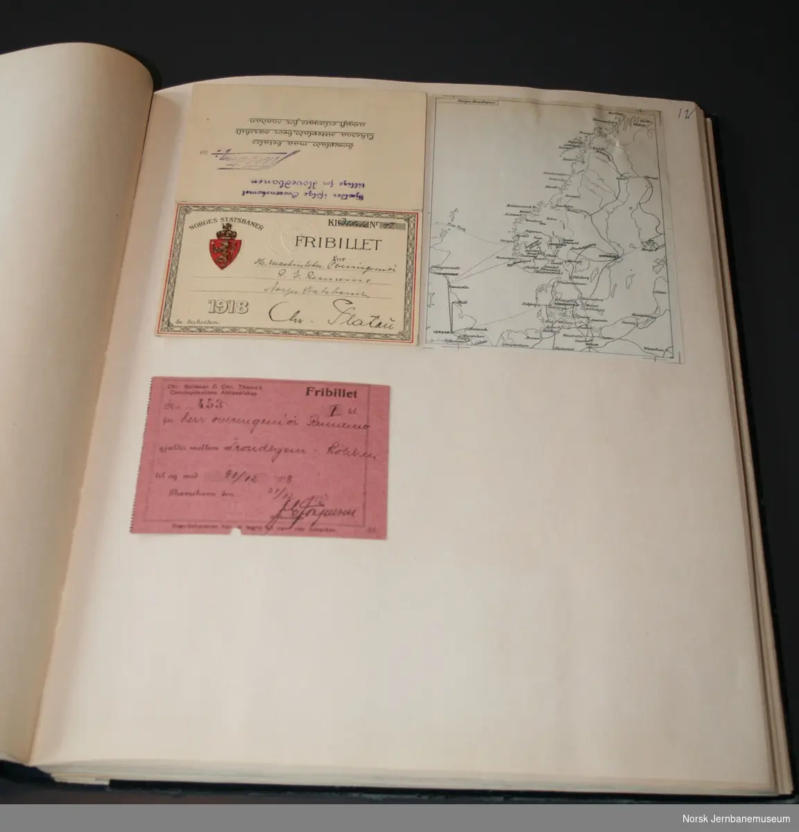 Utklippsbok med innlimte fribilletter 1871-1960