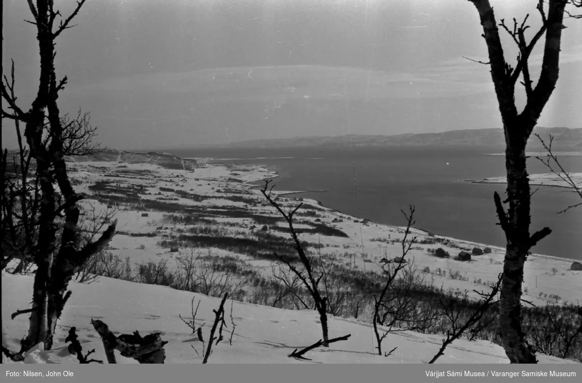Utsikt over Bunes og deler av Abelsborg, tatt fra Gornitakfjellet. 1967.