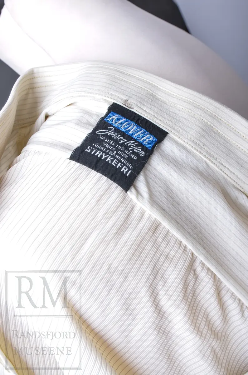 Form: Typisk herreskjorte fra 1970-tallet, avstivet krage og mansjetter, dobbelt tøylag over skuldrene.

