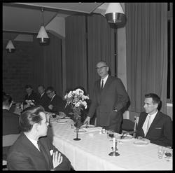 Middag etter utdeling av fagarbeiderdiplom. Direktør Rafn ta