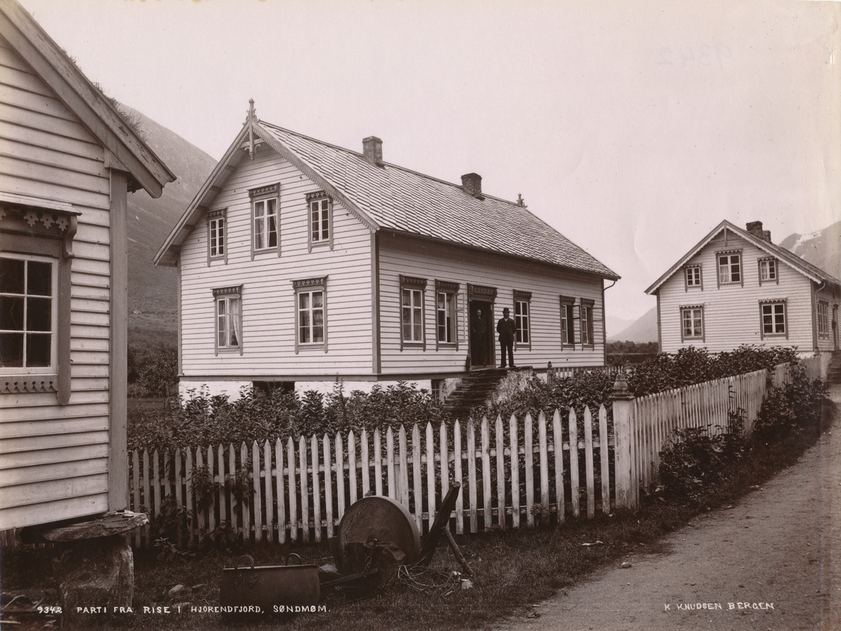 To mennesker står på trappa til et hus på gården Rise i Sæbø.
