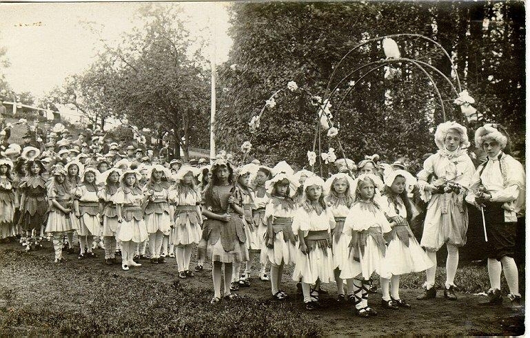 Folkskolan. Folkskolebarn på karneval.