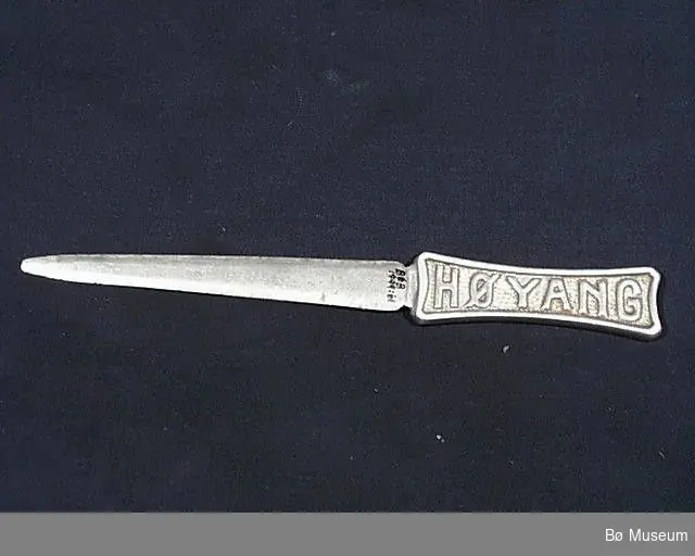 Form: Papirkniv støypt i eitt stykke med handtak forma som fabrikklogoen til Høyang
