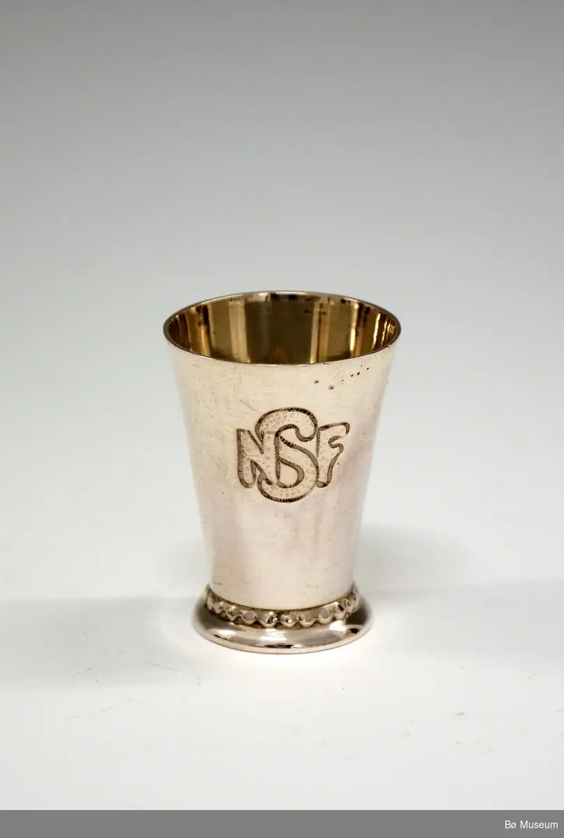 Sølvpokal, liten, med innskriften: NSF (Norges Skiforbund)
Stempel: 830 S (merke: Thune)