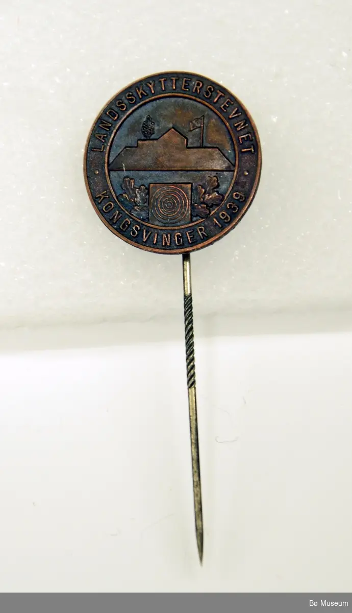 Pin - med innskrift:
"LANDSSKYTTERSTEVNET - KONGSVINGER 1939"
I kobber - Med nål bak.