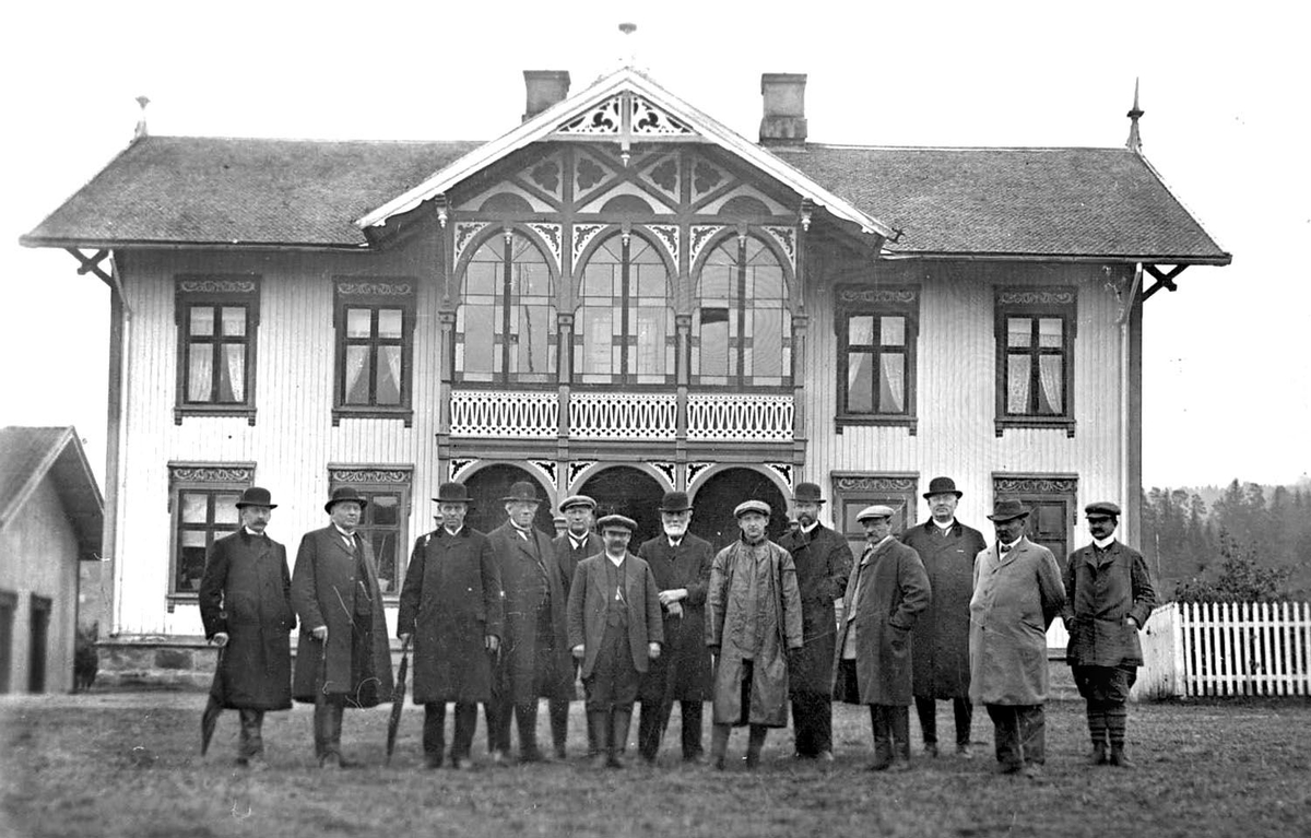 Hovudbygningen på Borgja med gruppe av menn framfor