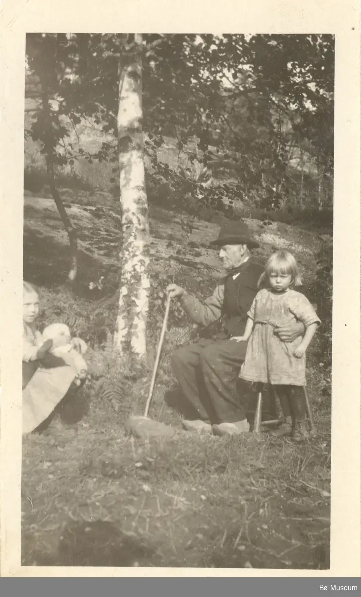 O. Moland med barnebarn