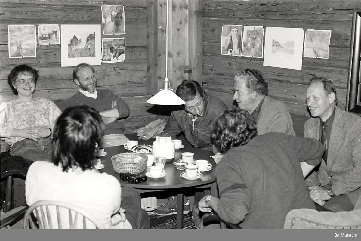 Spelemannslaget Bøheingen på besøk på Orebakken hos Skjeldal i 1985 ...