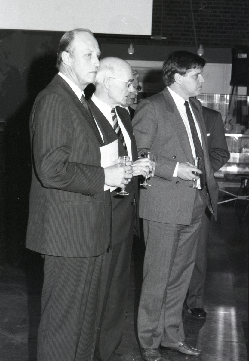 Kronprins Harald med direktør Pettersen og Atle Thowsen i forbindelse med åpning av utstillingen - Handelsflåten i krig 1939-1945.