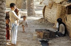 Jente med dadler på gaten.