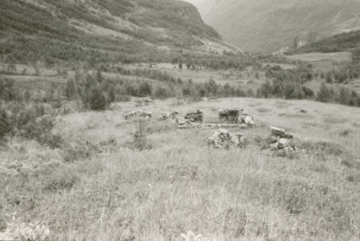 Dokumentasjonsbilder i serie av noen gamle hustufter i Oalsbygda i Geirangerfjorden.