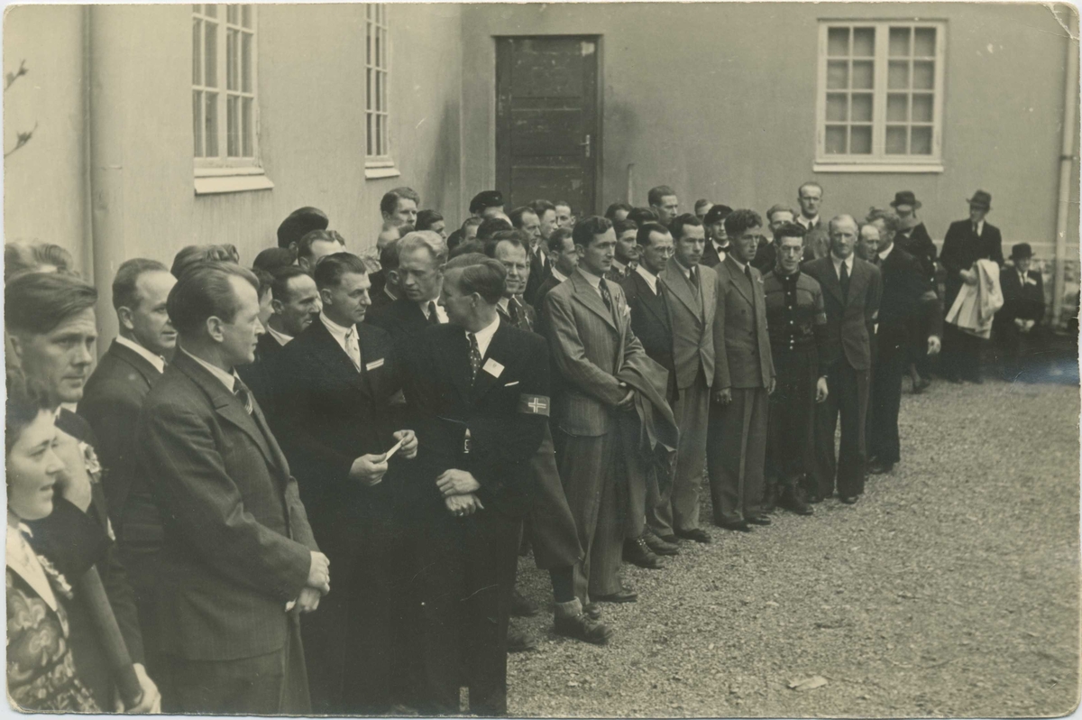 17. mai-komiteen og Hjemmestyrkene på Løkken ved Festiviteten i 1945.