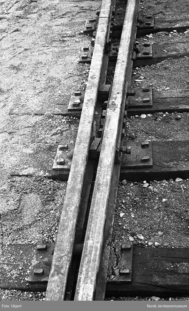 Avsporet kipptog med damplokomotiv type 32b/c ved Sinsen kornmagasin på godssporet Alnabru-Grefsen - sporet