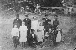 Gruppebilde fra Østegarden, Bjørkelangen, fra venstre: Kalla