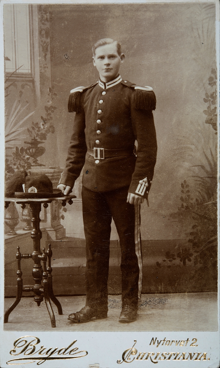 Martin Skaalerud f. 1896, portrett, helfigur, militæruniform. Ca. 1910. 86-1. Skålerud, Vang H.