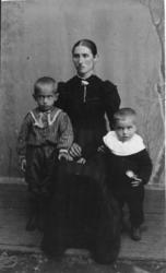 Ingeborg Larsdatter Sørmo, Bardu,  med sønner ca 1900