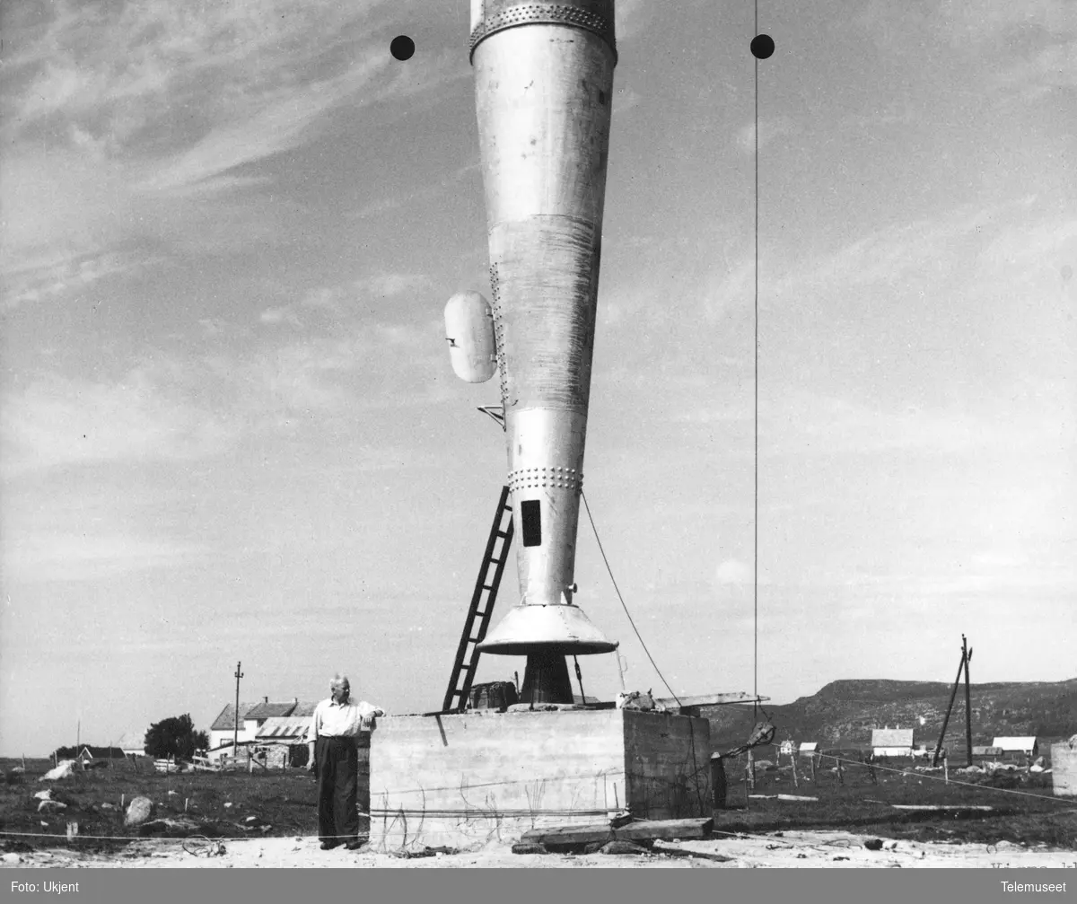 Vigra kringkaster 1952. Mastefoten til den 240 meter høye masten. mastesjef J. Walland  ved foten. 
